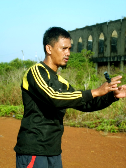 dudi m sudiadi sedang memberikan pengarahan